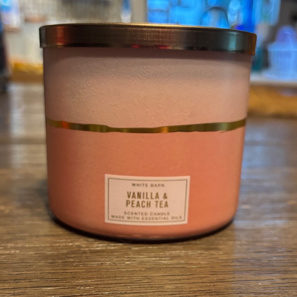 Bath & Body Works Retired Vanilla & Peach Tea Candle - Pink and Gold